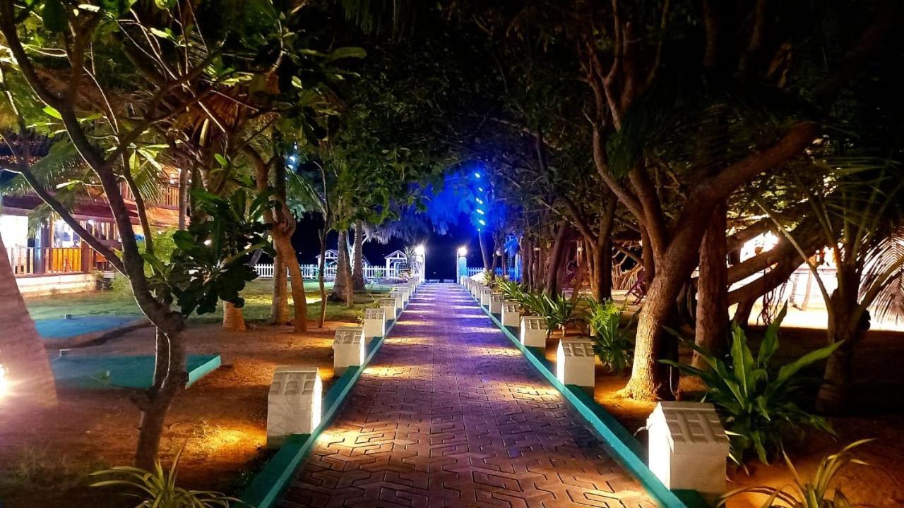 Blue Sand Beach Resort Trikunamalaja Zewnętrze zdjęcie